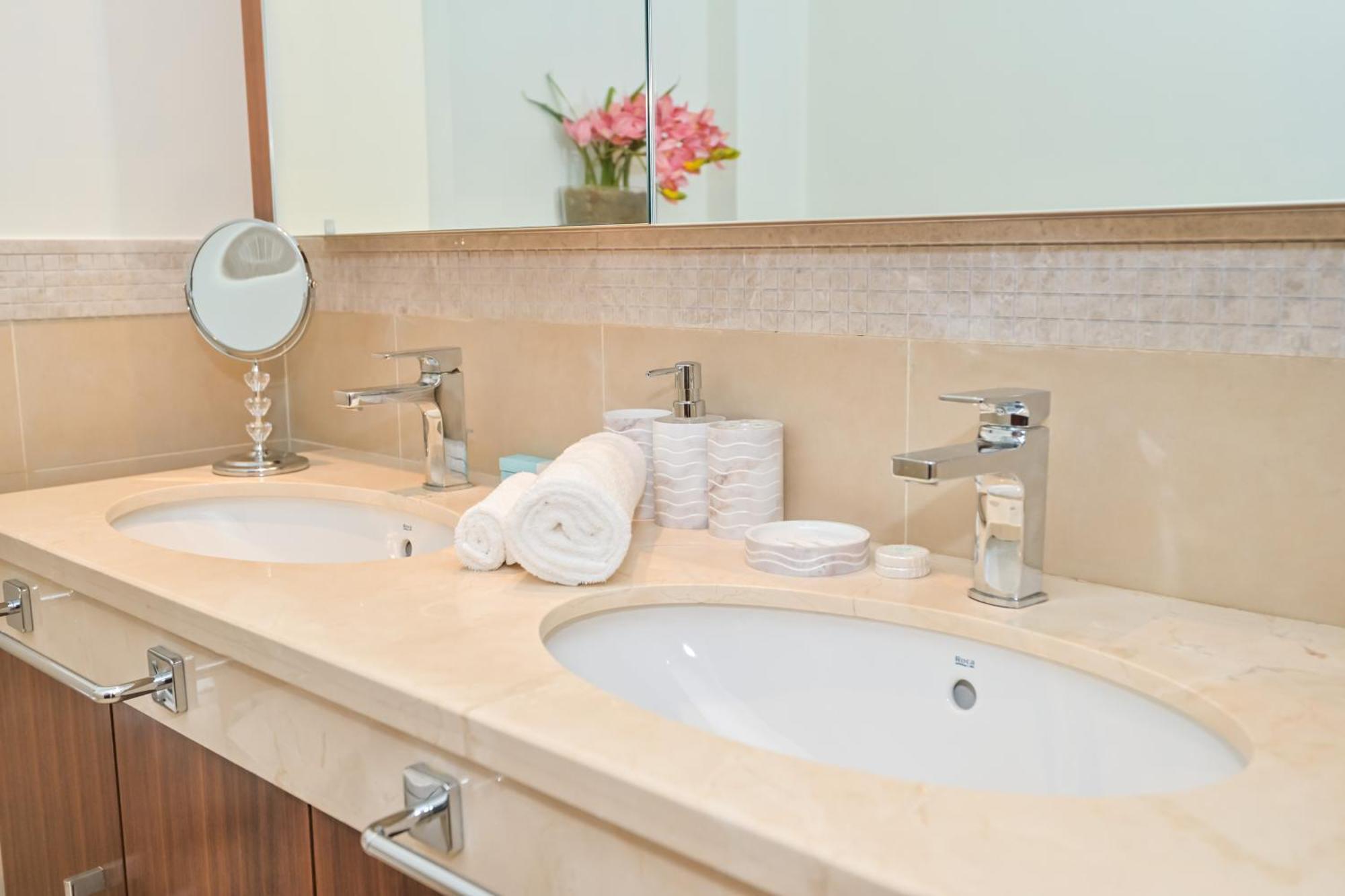 Burj Vista 2br Luxurious With Direct Access To Mall